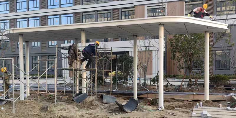 江蘇興恒候車亭廠家南通大學(xué)長廊項目圓滿安裝完畢